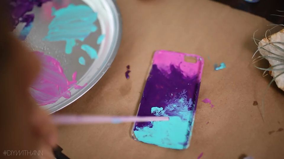4 mẫu vẽ ốp lưng điện thoại bằng màu nước đẹp và đơn giản