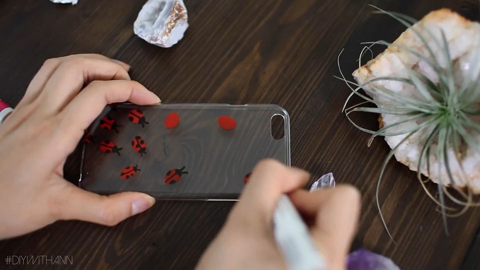 4 mẫu vẽ ốp lưng điện thoại bằng màu nước đẹp và đơn giản